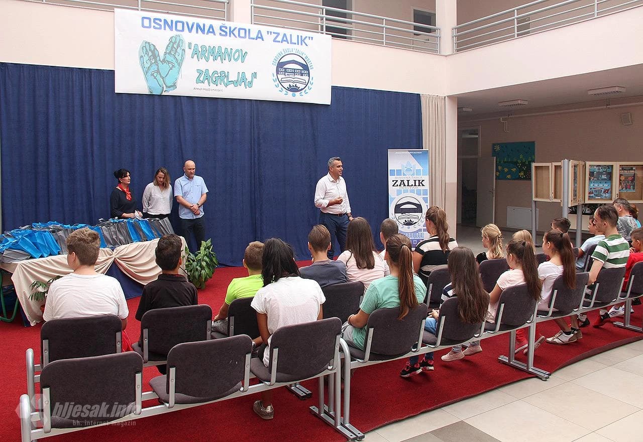 Detalj s uručenja školskih knjiga