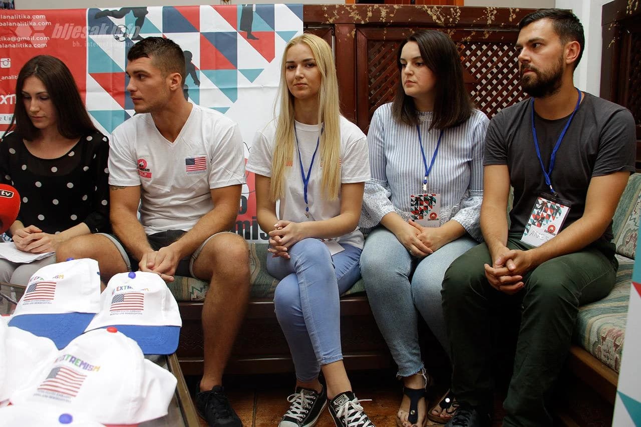 Konferencija za medije povodom Ljetnog kampa nazvanog 'Ujedinjeni protiv ekstremizma' u organizaciji Centra za društvena istraživanja Global Analitika iz Sarajeva uz podršku veleposlanstva SAD