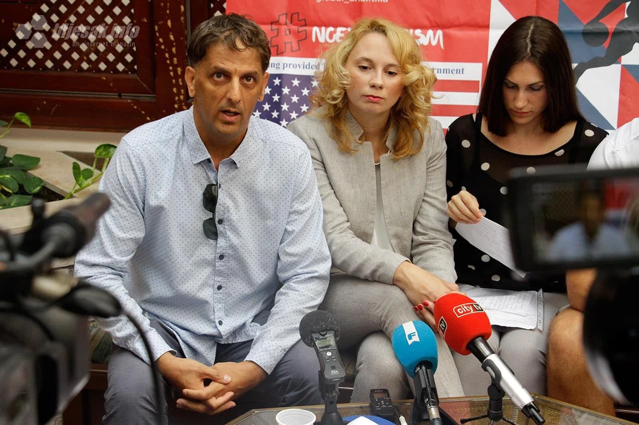 Konferencija za medije povodom Ljetnog kampa nazvanog 'Ujedinjeni protiv ekstremizma' u organizaciji Centra za društvena istraživanja Global Analitika iz Sarajeva uz podršku veleposlanstva SAD