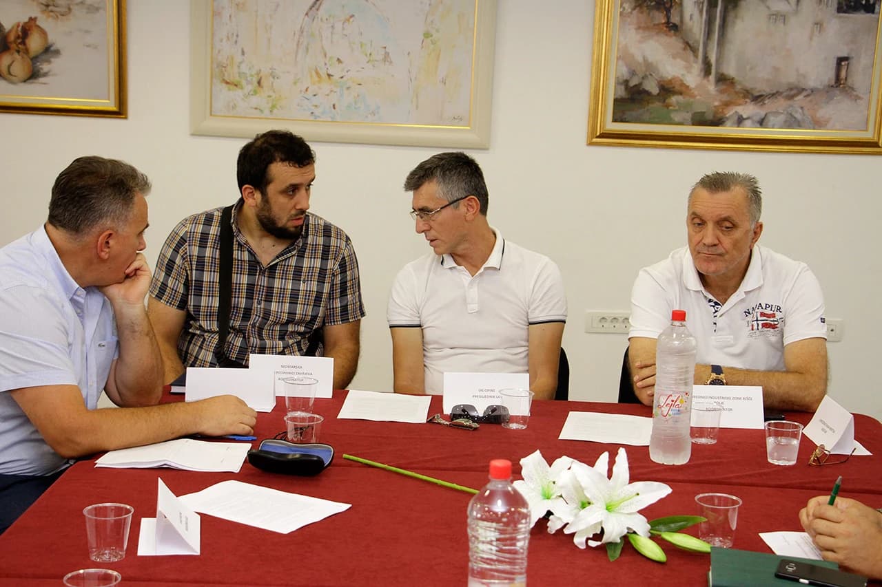 UG Opine na sastanku sa svim predstavnicima relevantnih institucija za rješavanje problema s kojim se suočavaju mještani ovog naselja. 