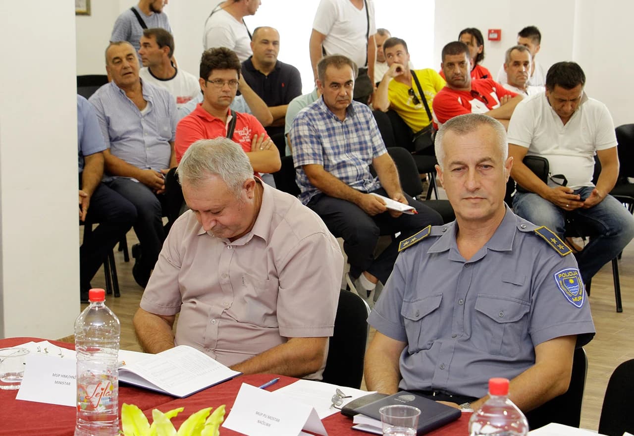 UG Opine na sastanku sa svim predstavnicima relevantnih institucija za rješavanje problema s kojim se suočavaju mještani ovog naselja. 