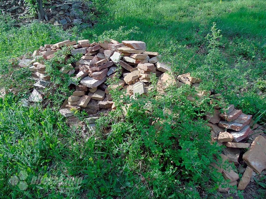 Na sve strane gomile rimskog građevnog materijala