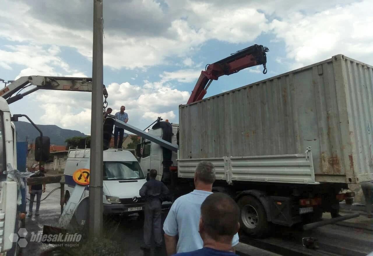 Uklanjanje semafora s kamiona