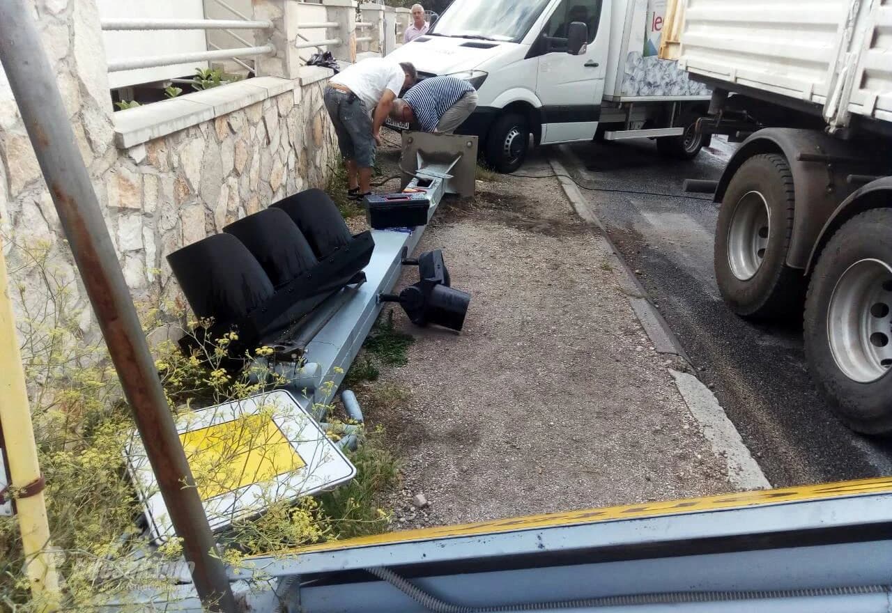 Dijelovi srušenog semafora