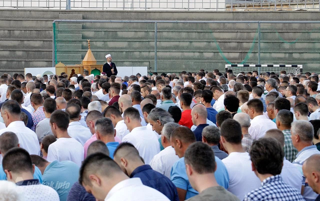 Klanjanje bajram-namaza u Mostaru