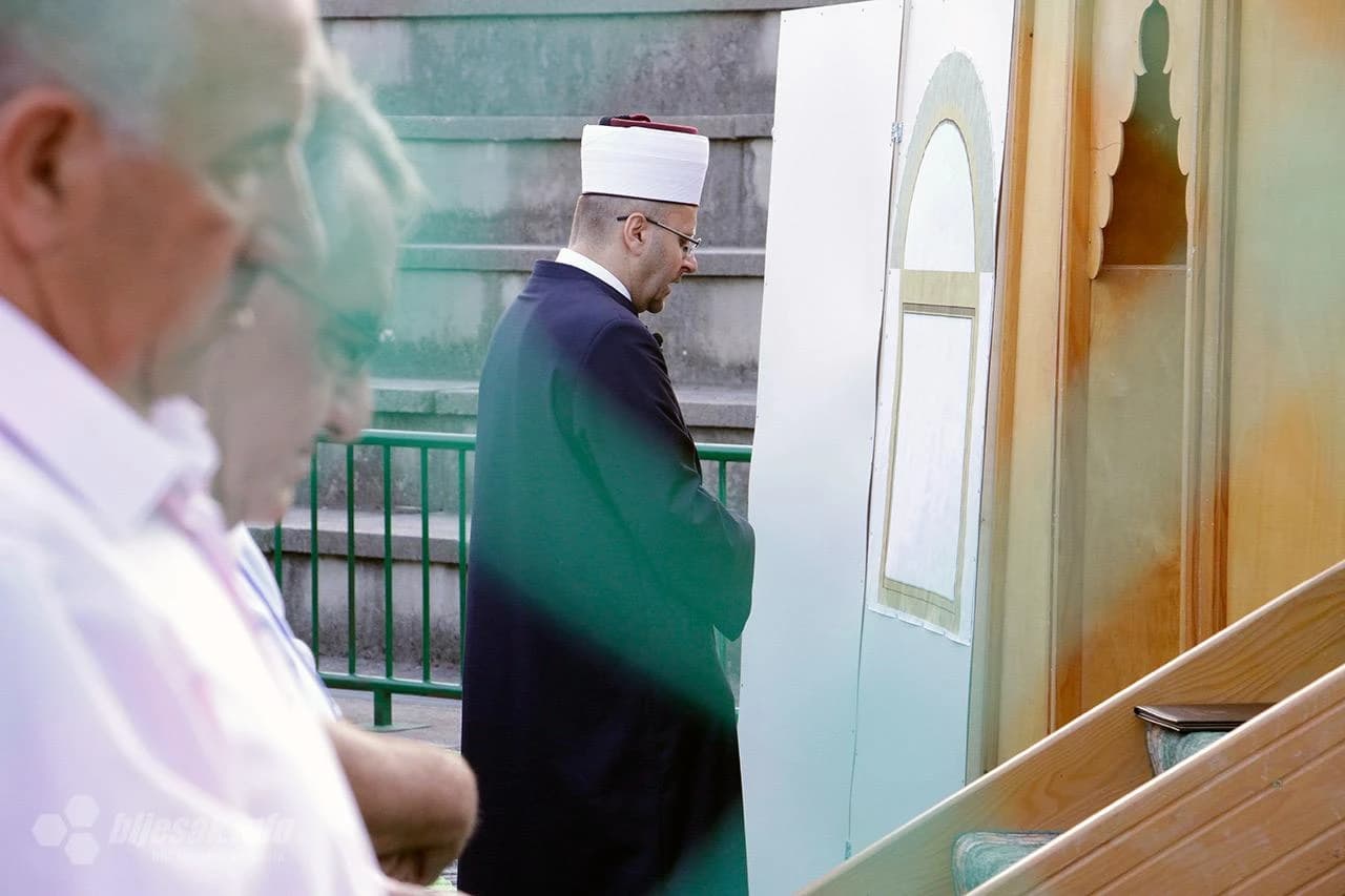 Klanjanje bajram-namaza u Mostaru