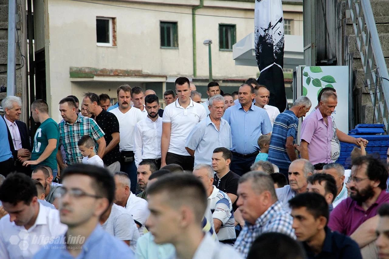 Klanjanje bajram-namaza u Mostaru