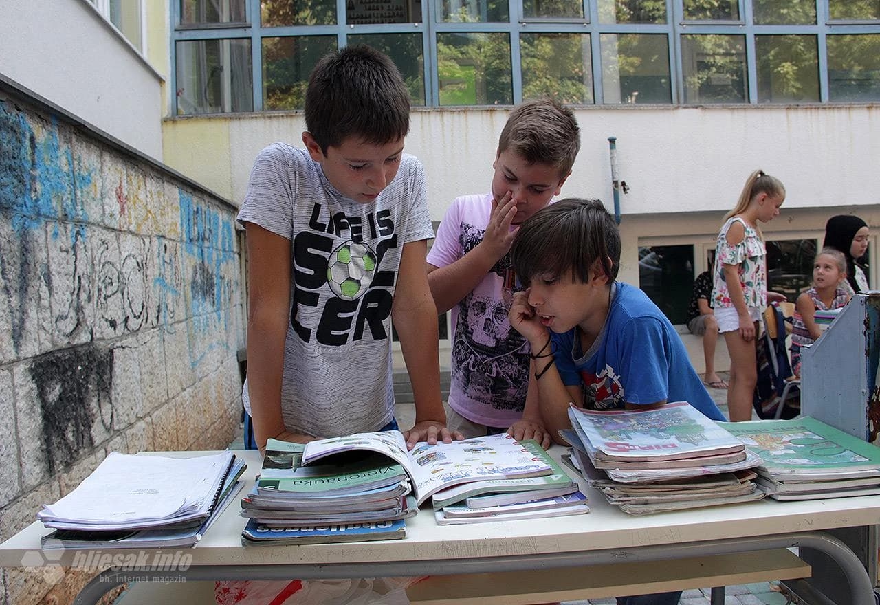 Detalj održanog sajma razmjene školskih knjiga