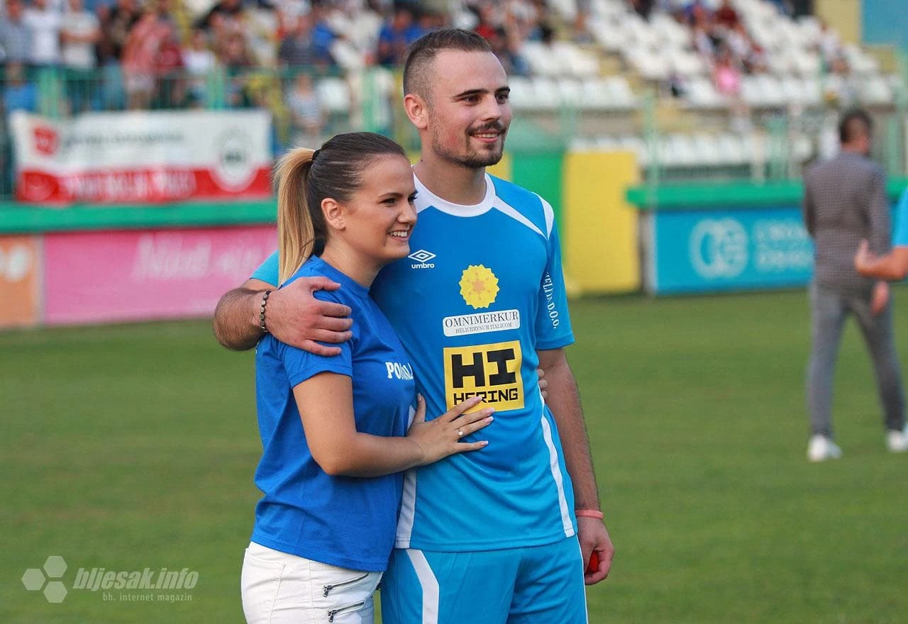 Igrač MZ Jare Danijel Bevanda na poluvremenu finalne utakmice MNL MZ Širokog Brijega zaprosio djevojku Martinu Markić