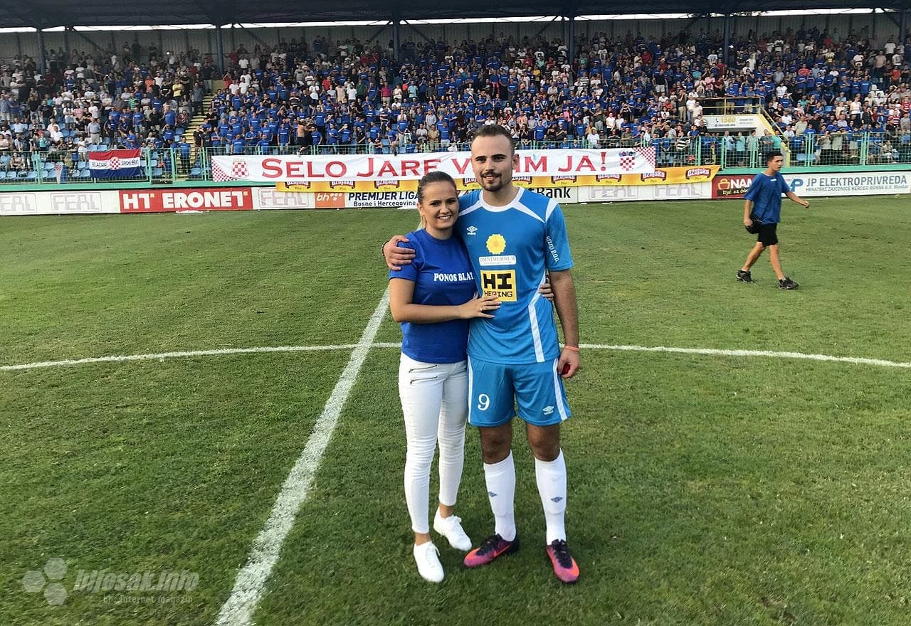 Igrač MZ Jare Danijel Bevanda na poluvremenu finalne utakmice MNL MZ Širokog Brijega zaprosio djevojku Martinu Markić
