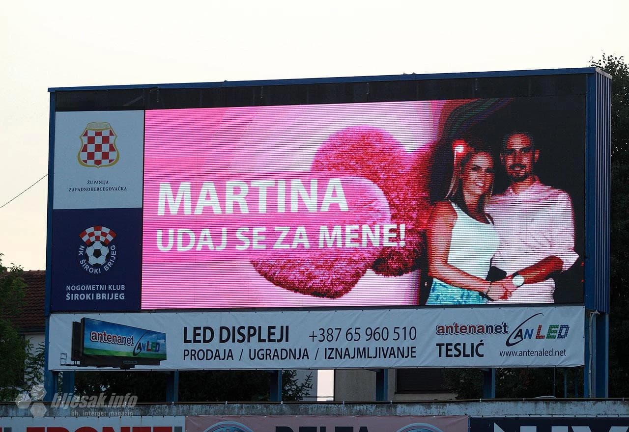 Igrač MZ Jare Danijel Bevanda na poluvremenu finalne utakmice MNL MZ Širokog Brijega zaprosio djevojku Martinu Markić