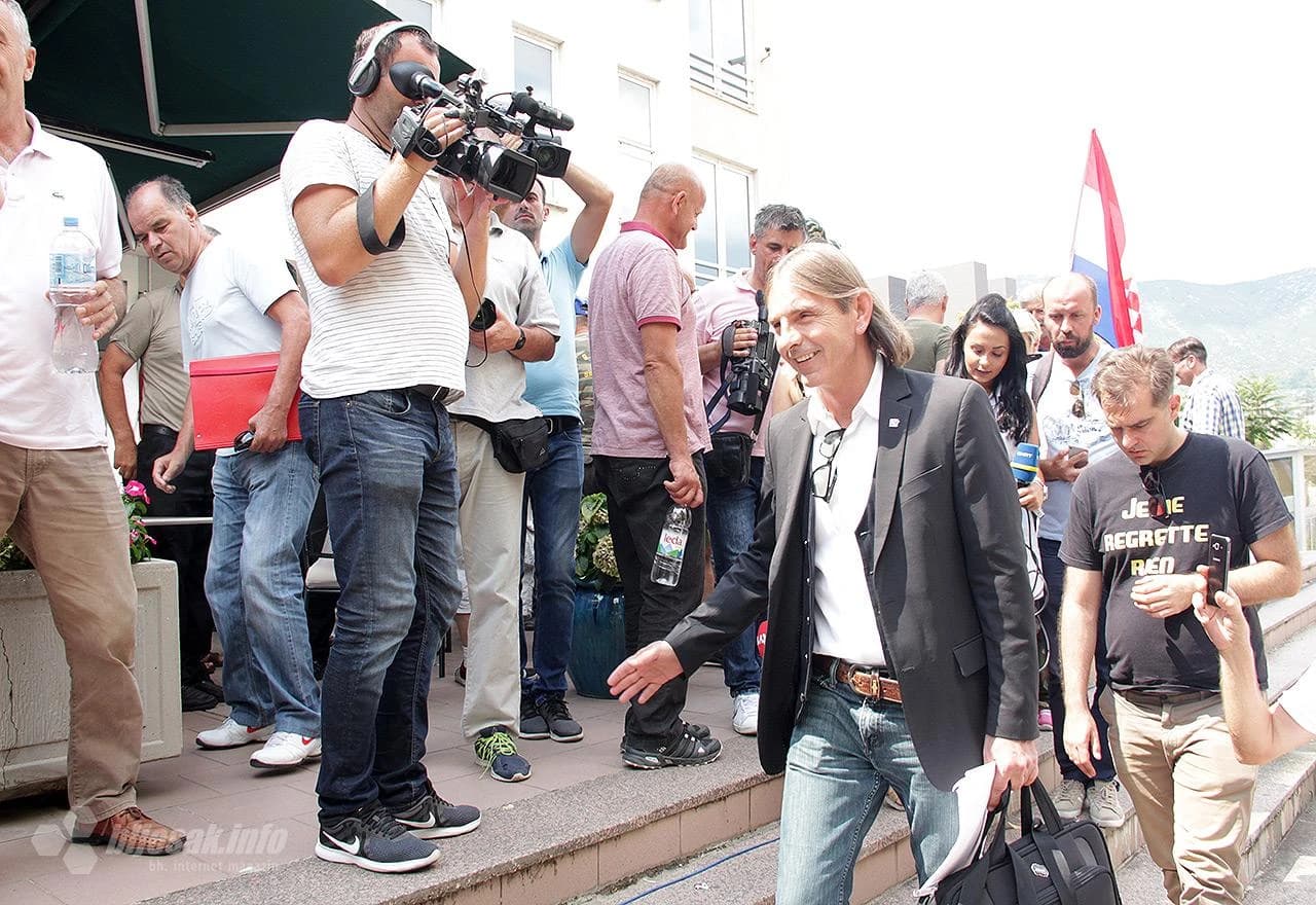 Borci pred zgradom Vlade FBIH u Mostaru