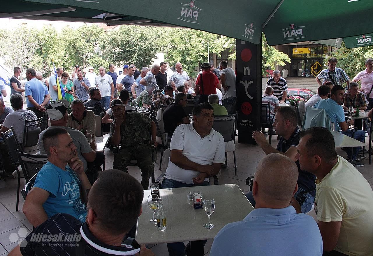 Borci pred zgradom Vlade FBIH u Mostaru