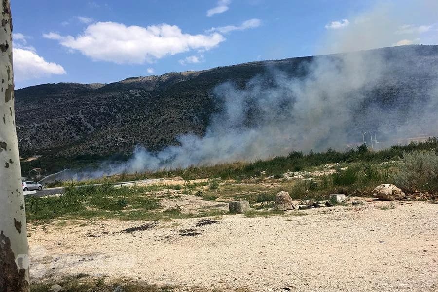 Požar u mostarskom naselju Karašebeš