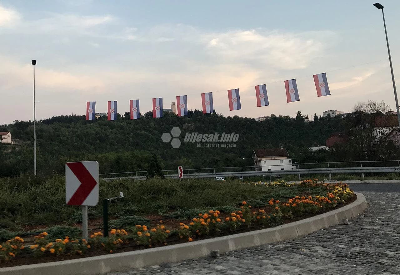 Široki Brijeg je okićen zastavama hrvatskog naroda u BiH i zastavama Grada