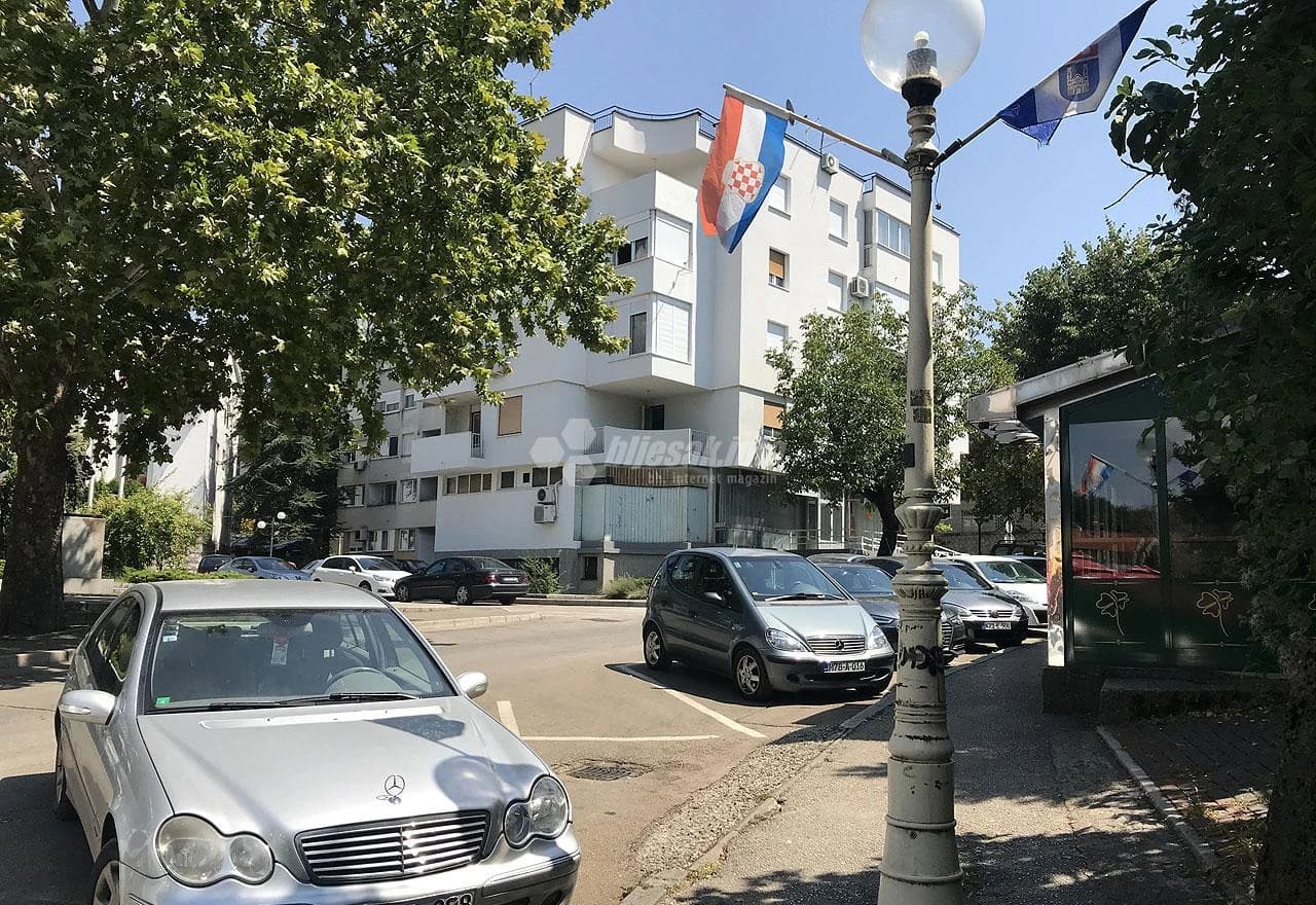 Široki Brijeg je okićen zastavama hrvatskog naroda u BiH i zastavama Grada