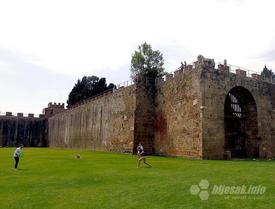 ...drugi igraju badmington