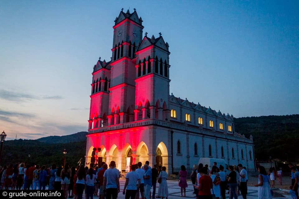 Koncert ''Pod zvijezdama'' ispred crkve u Grudama