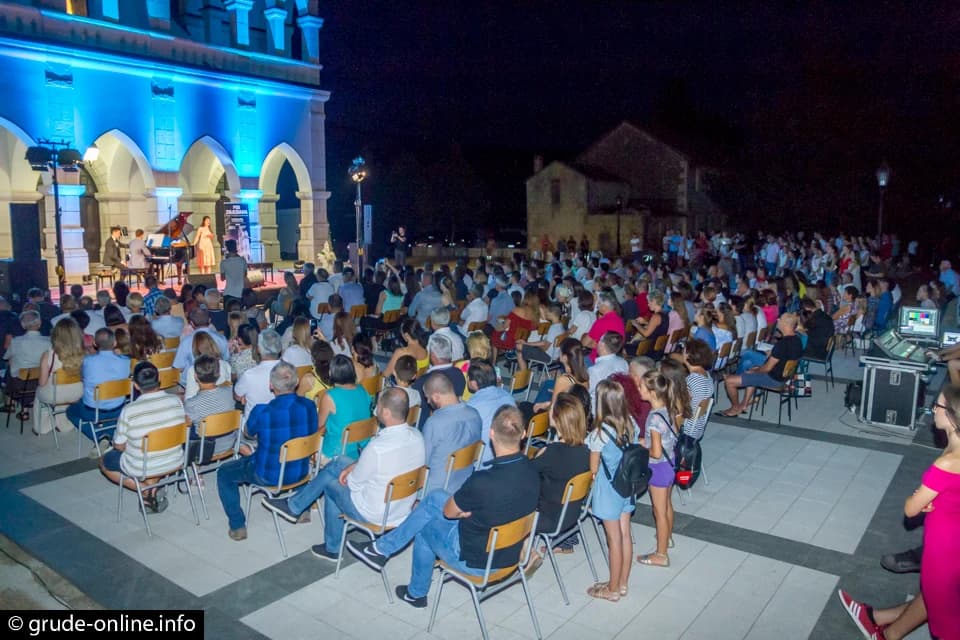 Koncert ''Pod zvijezdama'' ispred crkve u Grudama