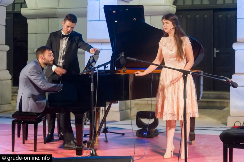 Koncert ''Pod zvijezdama'' ispred crkve u Grudama