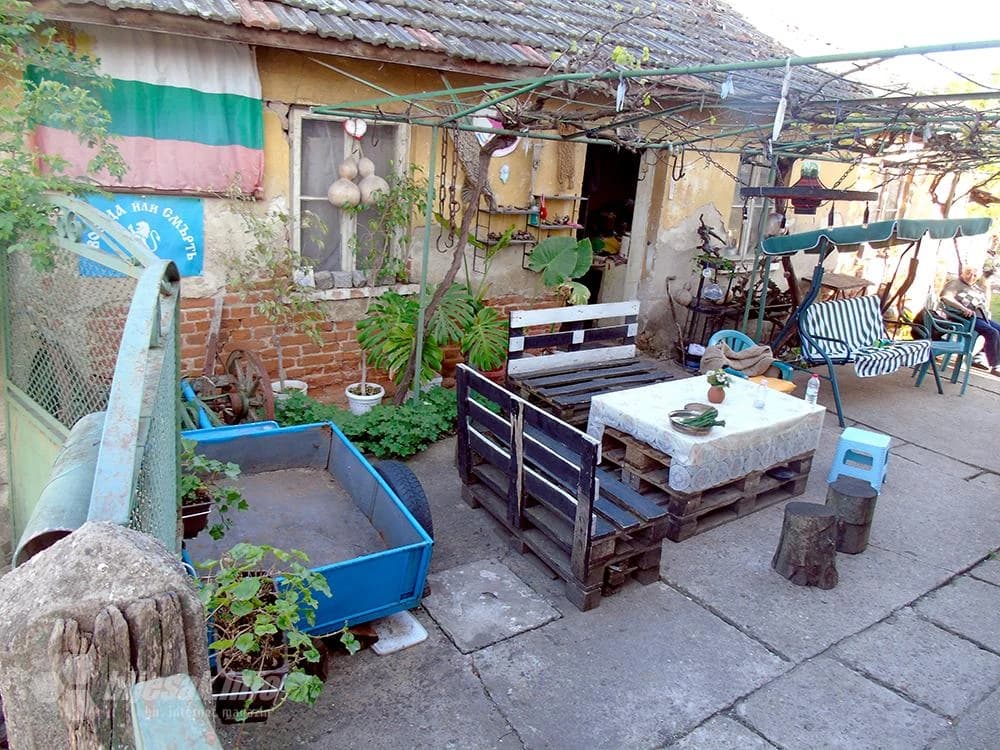 Živopisno dvorište u Kuli