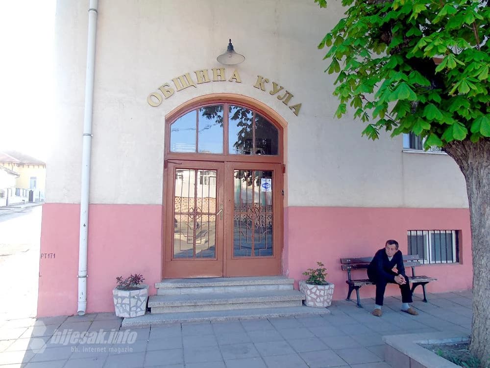 On će mi objasniti gdje se nalazi jedini restoran