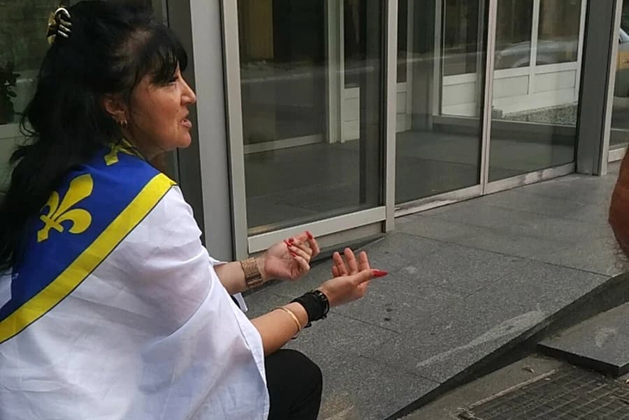 Džemila je odlučila spavati pred zgradom Općine Konjic, koju direktno krivi za njen slučaj