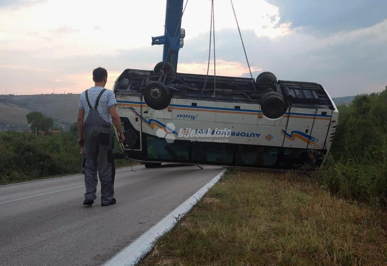 Dizalicom izvučen prevrnuti autobus