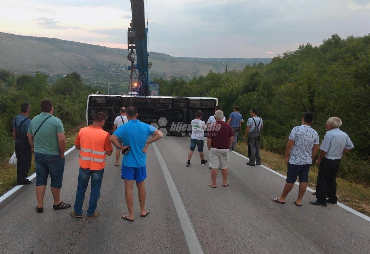 Dizalicom izvučen prevrnuti autobus