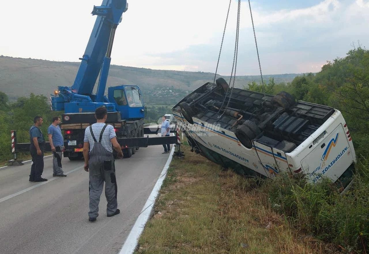 Dizalicom izvučen prevrnuti autobus