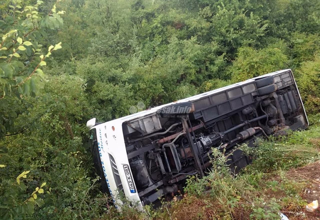 Pri slijetanju autobusa s ceste ozlijeđeno više osoba