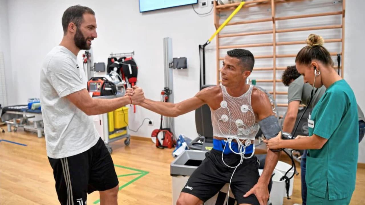 Higuain pozdravlja Ronalda kojemu mjere krvni tlak