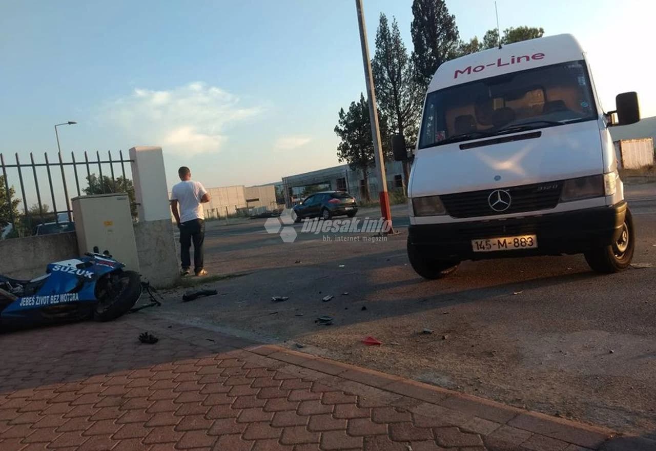 Prometna nesreća u kojoj su sudjelovali motor, kombi i Citroen