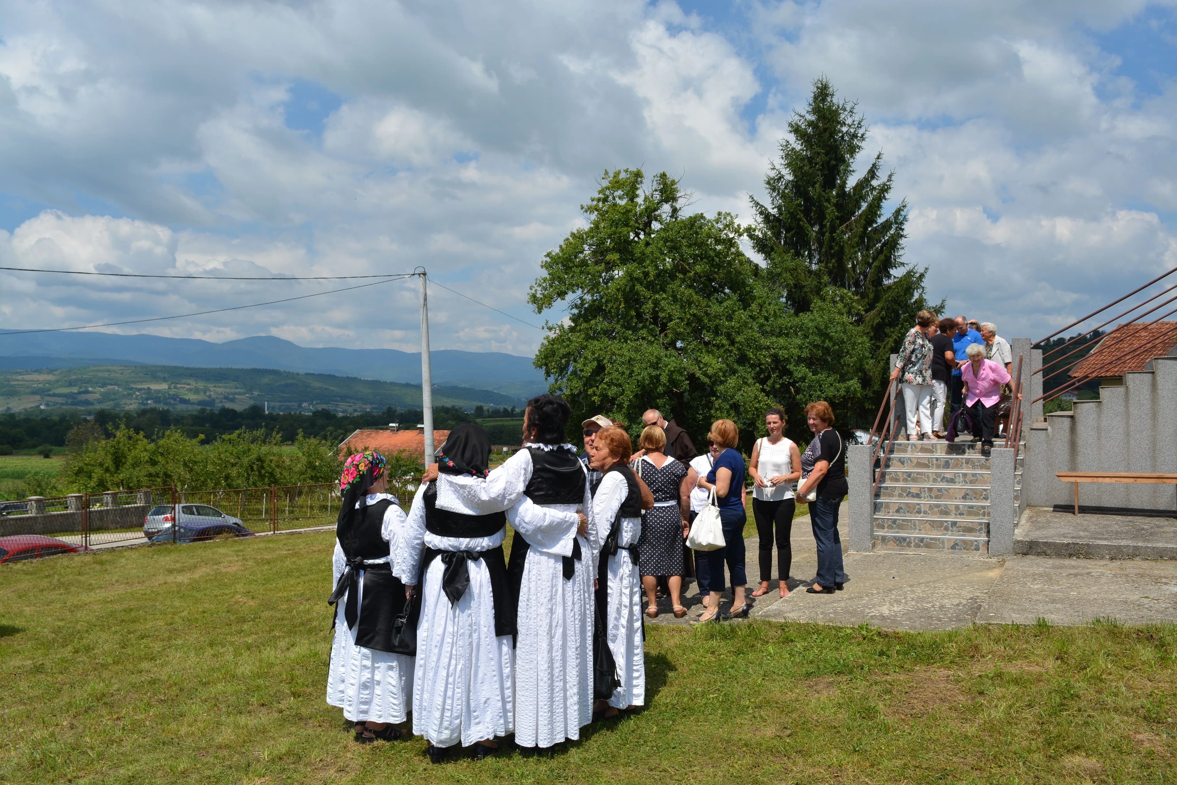 Nakon mise neizostavna je bila pjesma