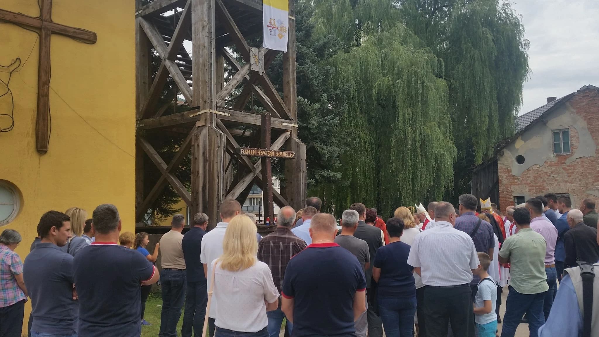 Veliki broj vjernika na misi