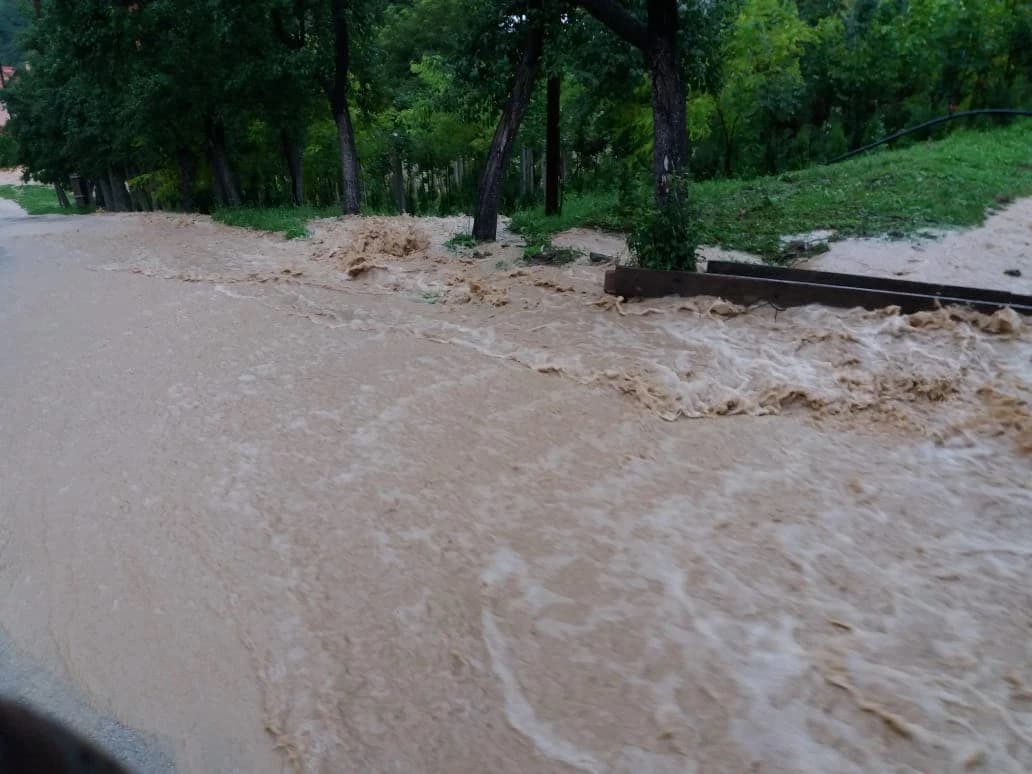 Voda je nosila sve pred sobom