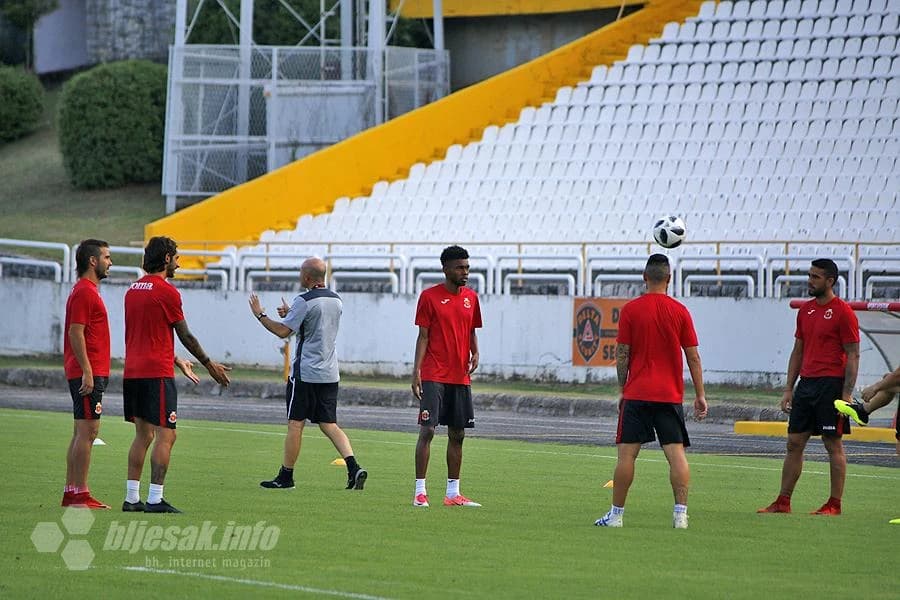  Nogometaši Vallette odradili trening na stadionu Pod Bijelim brijegom