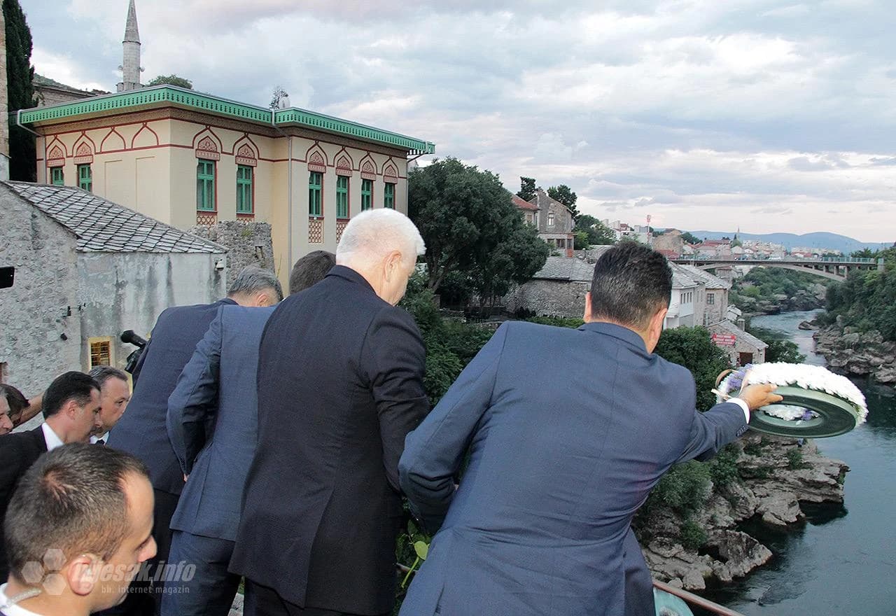 Bacanje cvijeća u Neretvu