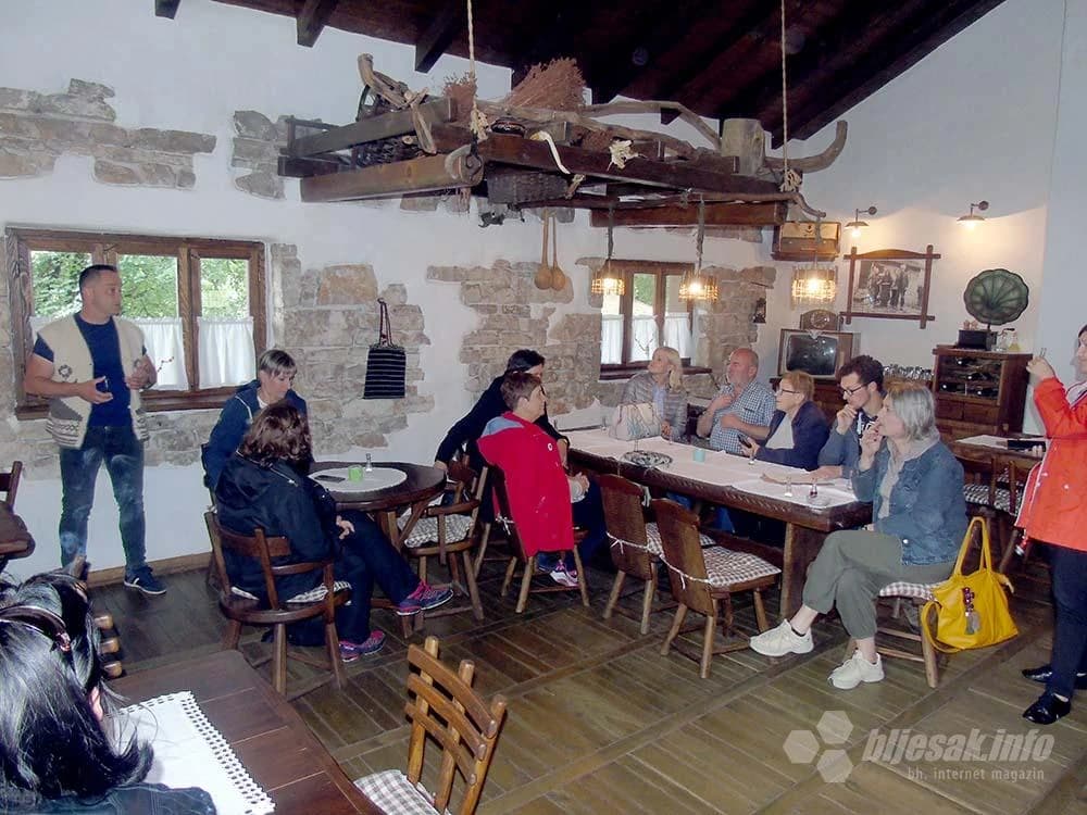 Dijelovi zidova u restoranu su neožbukani...