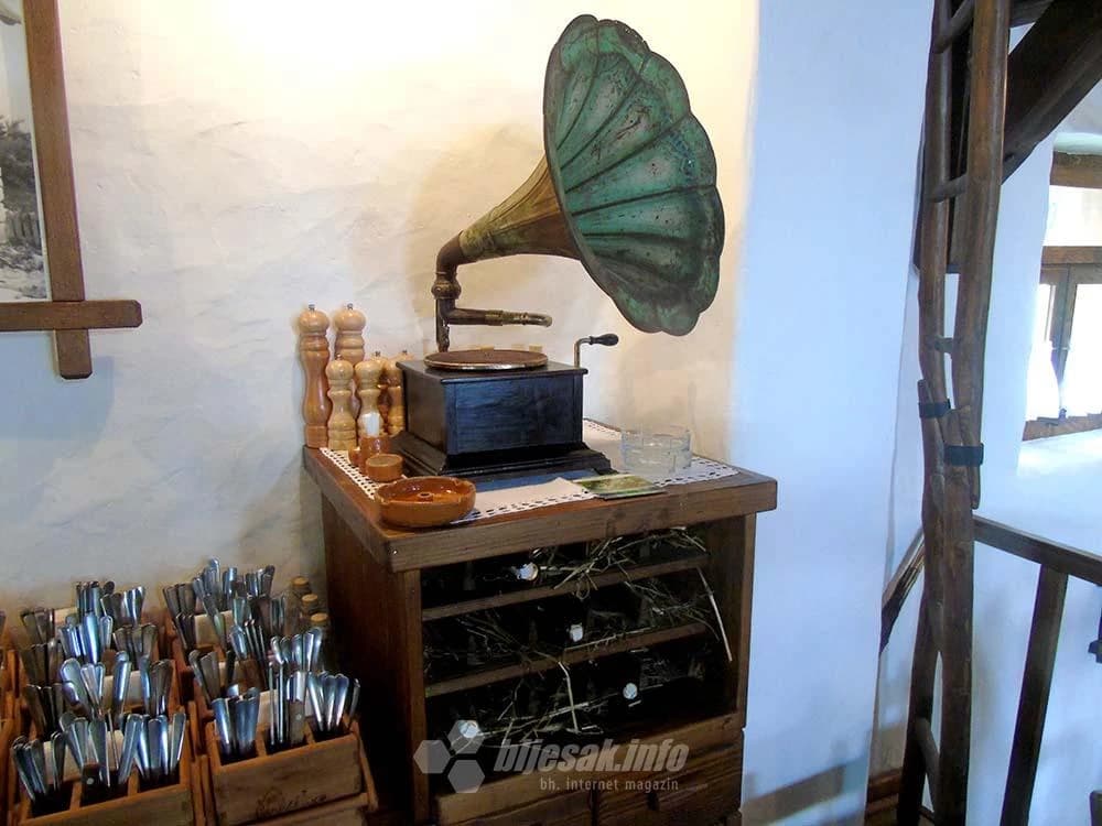 ...a svuda naredani starinski predmeti