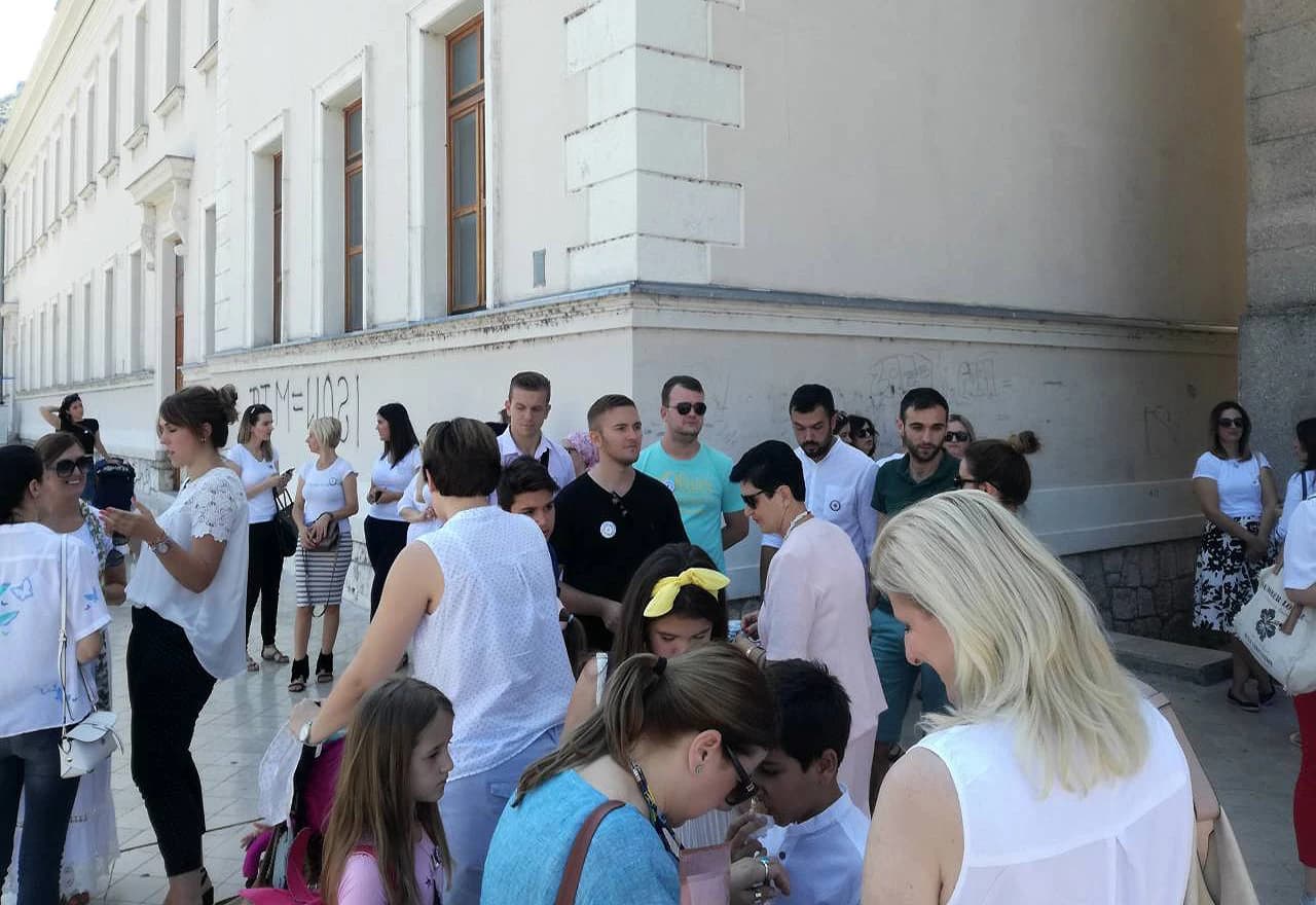 Podjela cvijeta Srebrenice u Mostaru