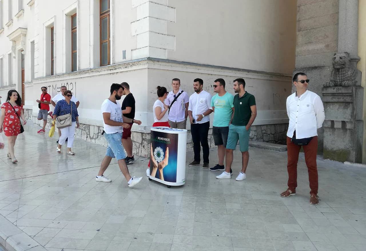 Podjela cvijeta Srebrenice u Mostaru