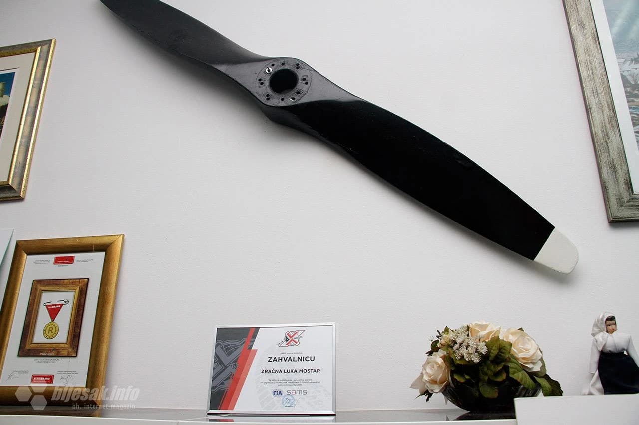 AMK Extreme uručio zahvalnicu direktoru Zračne luke Mostar Marinu Raspudiću 