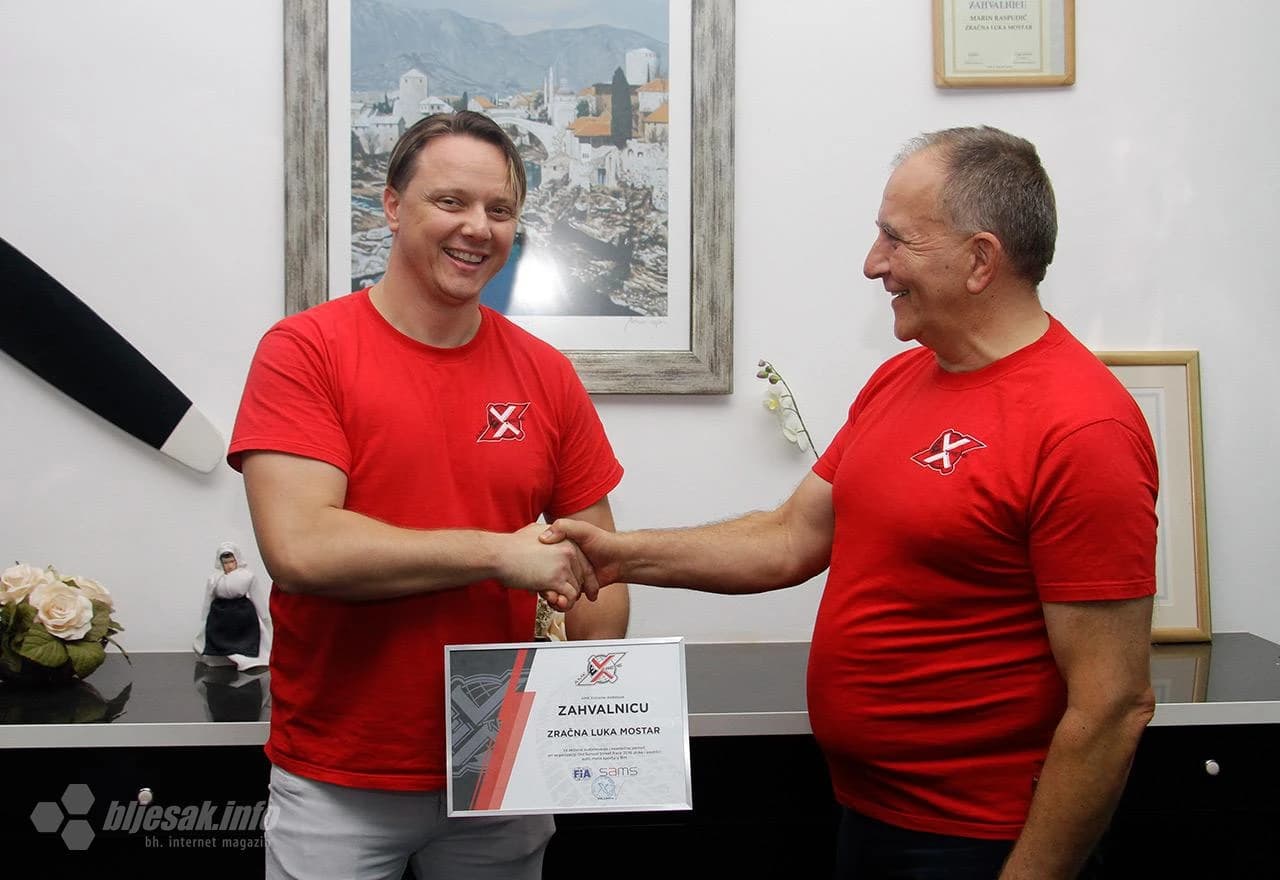 AMK Extreme uručio zahvalnicu direktoru Zračne luke Mostar Marinu Raspudiću 