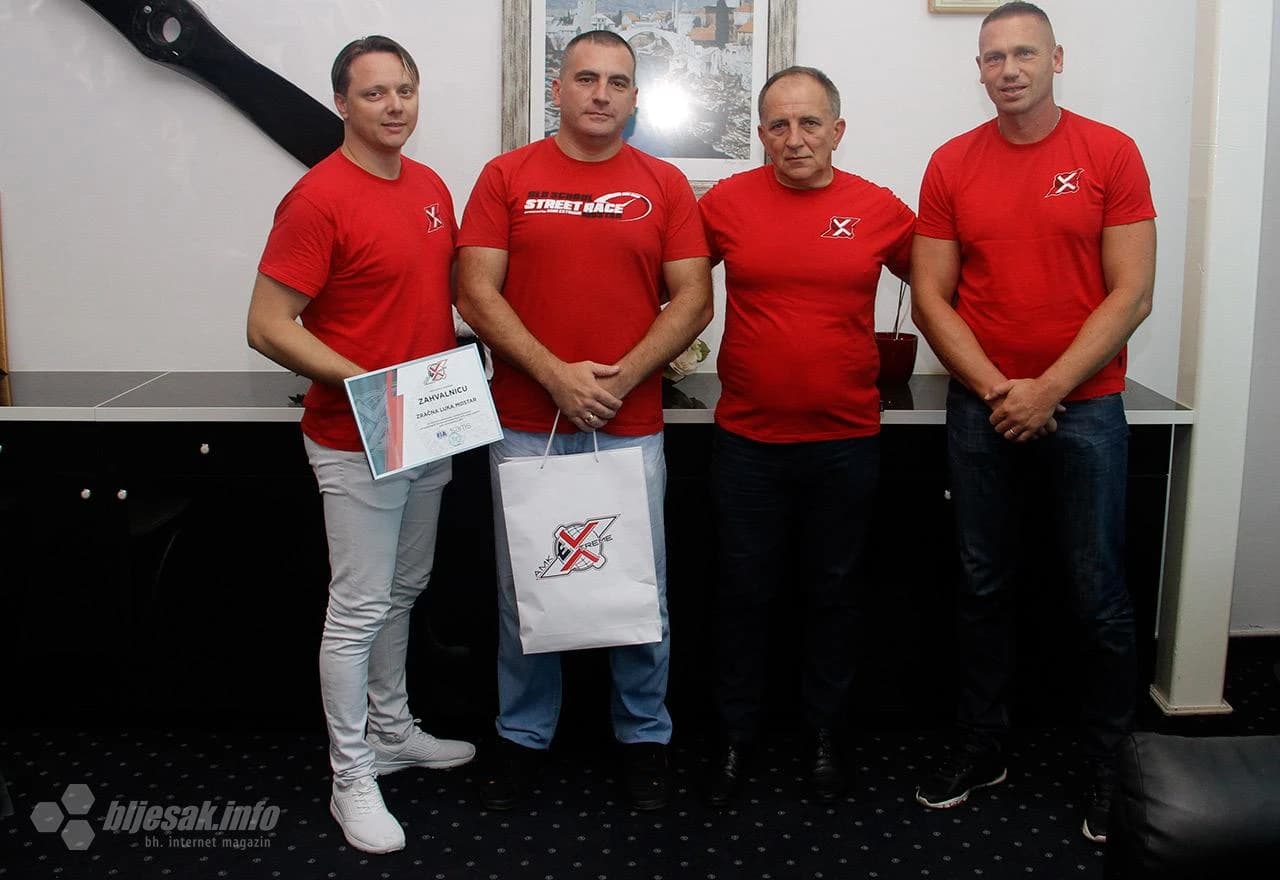 AMK Extreme uručio zahvalnicu direktoru Zračne luke Mostar Marinu Raspudiću 