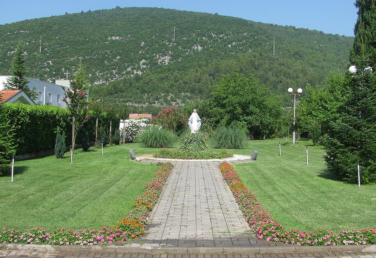 Posađeno je cvijeće oko staze