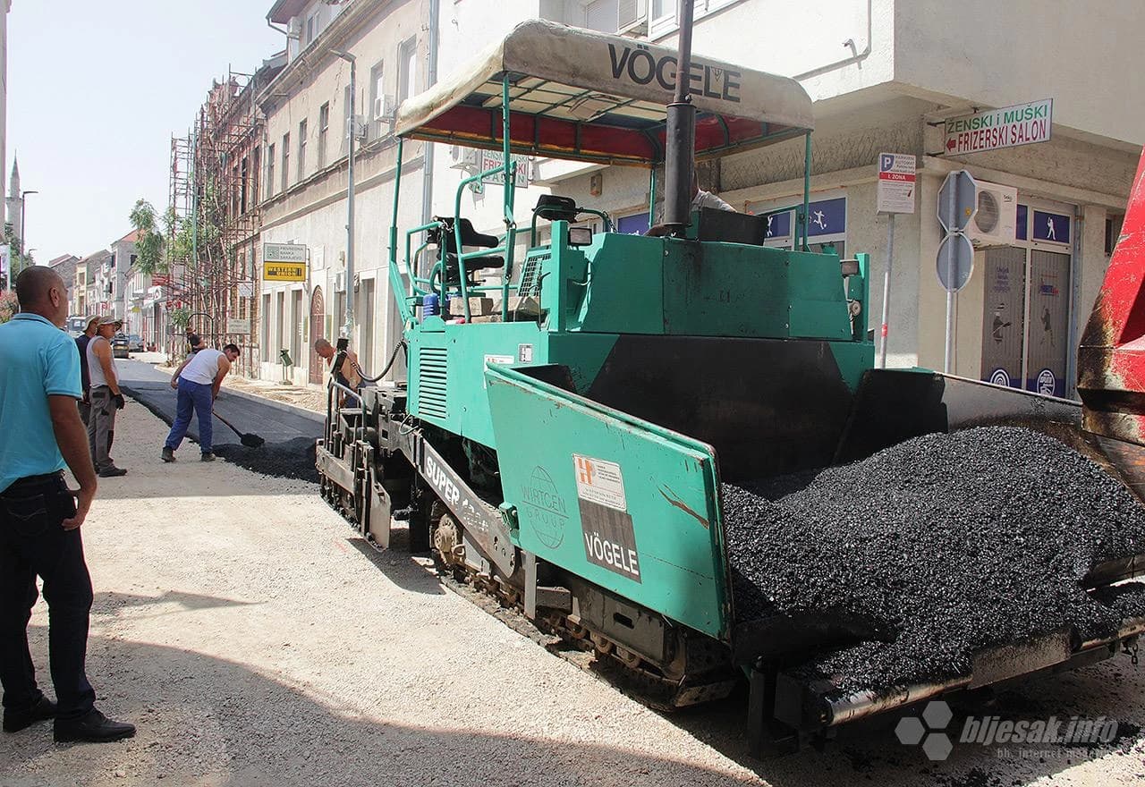 Postavljanje prvog sloja asfalta u dijelu Titove ulice