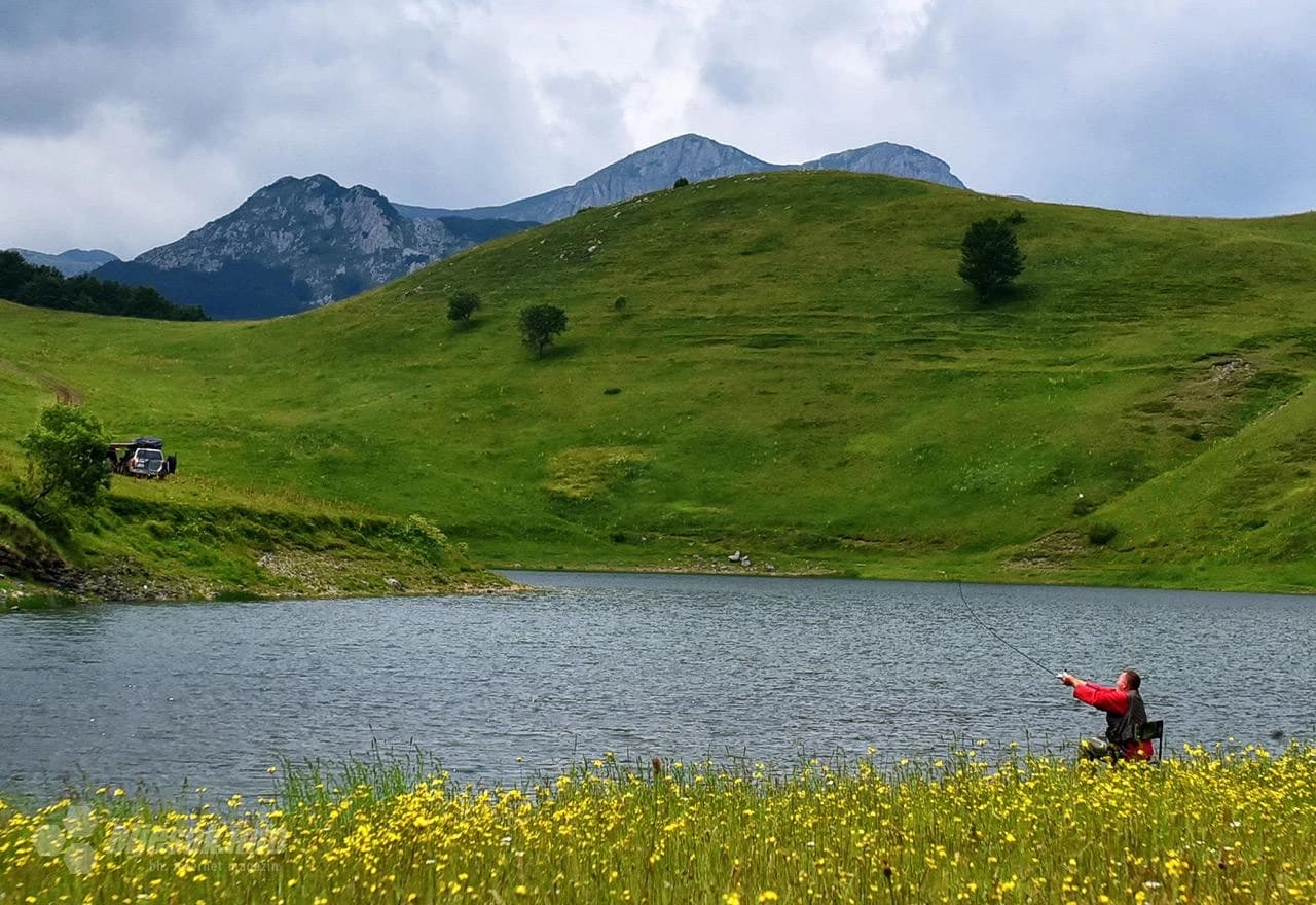 Orlovačko jezero je dugo oko 350 m, široko oko 100 m, a s prosječnom dubinom oko 5 m.