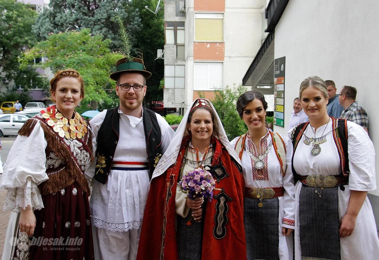 U narodnim nošnjama se zaljubili, a na kraju i vjenčali  