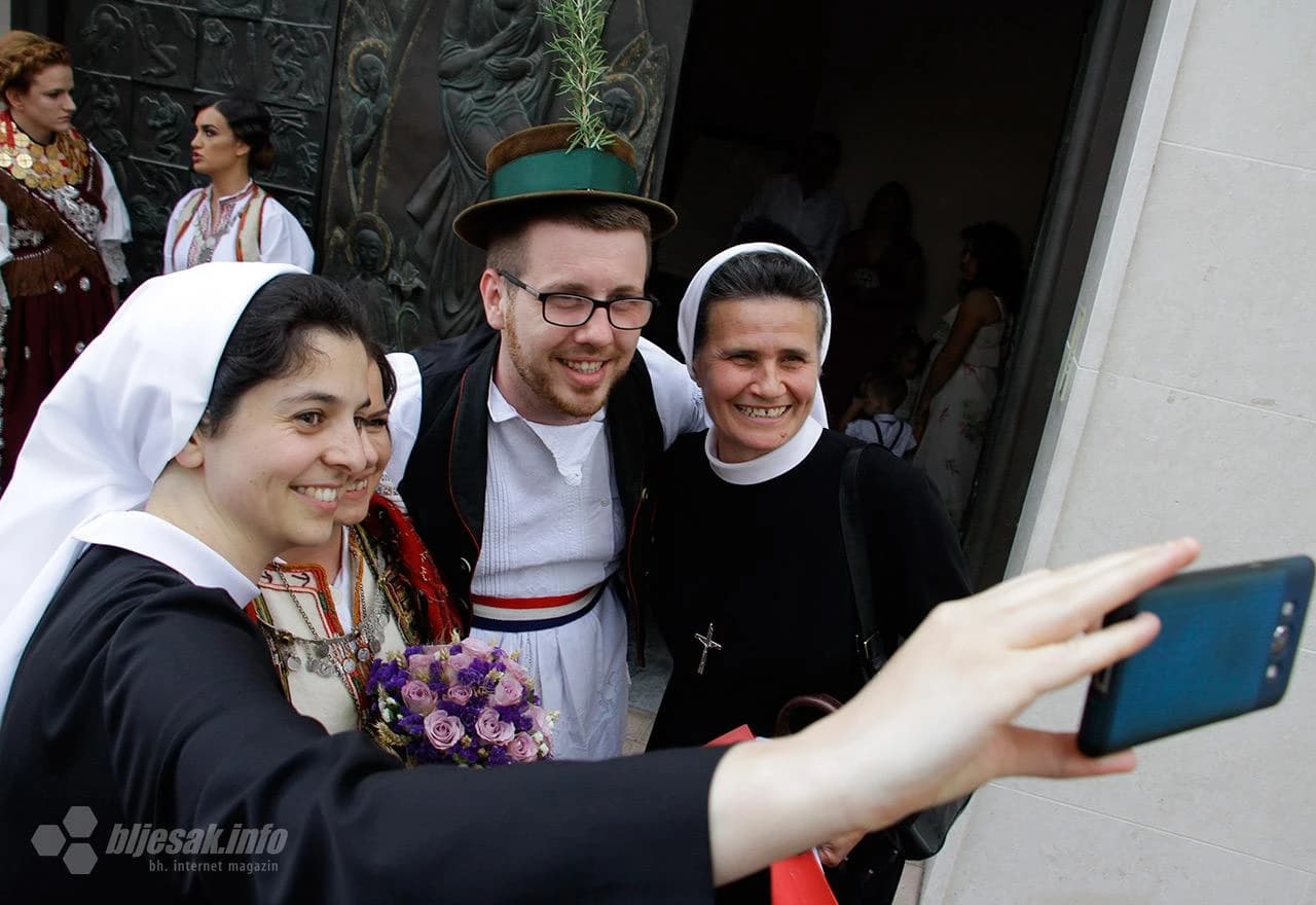 U narodnim nošnjama se zaljubili, a na kraju i vjenčali  